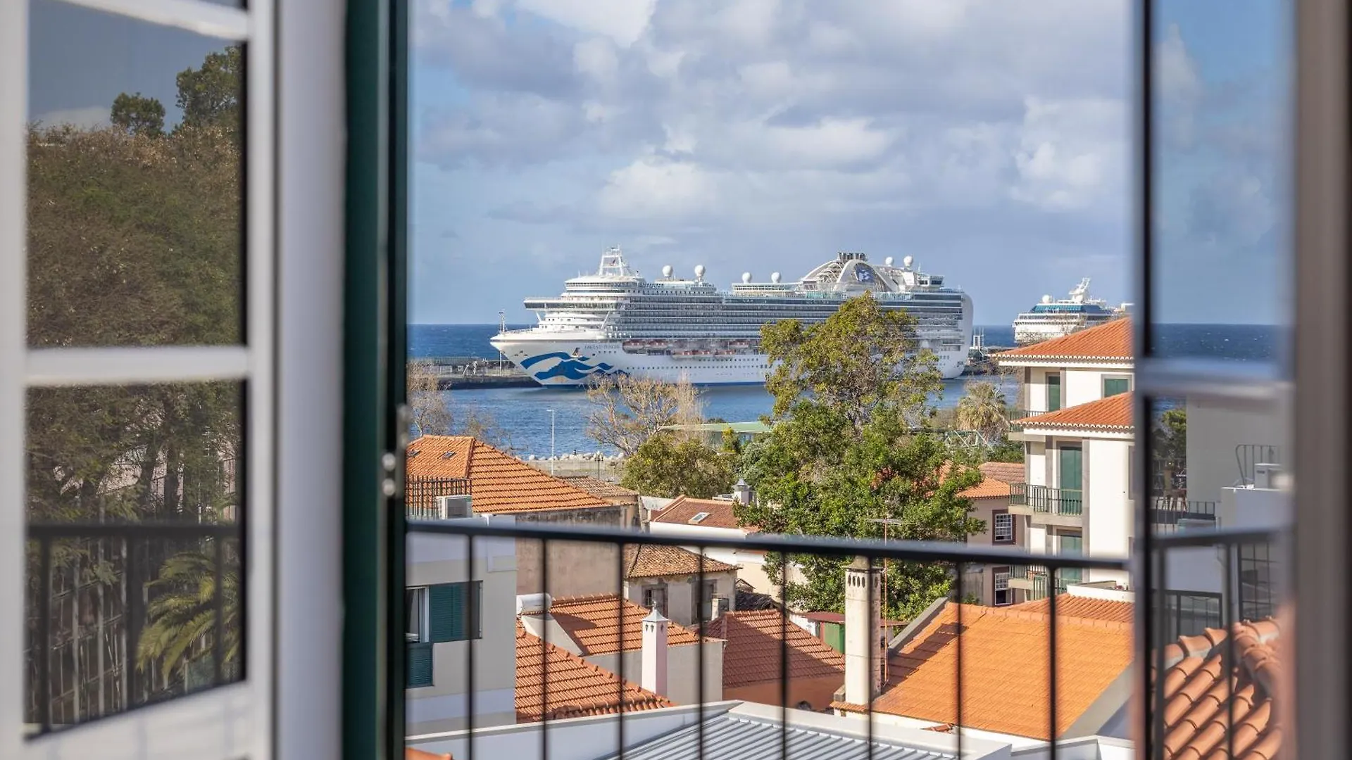 Funchal Apartment With Stunning Harbor View And Air Conditioning Unit location